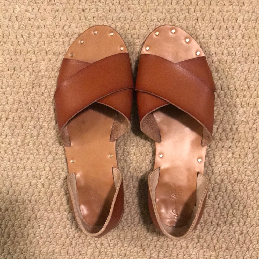 Universal Thread Women’s Sandals like NEW Smoke and pet free home Saddle color
